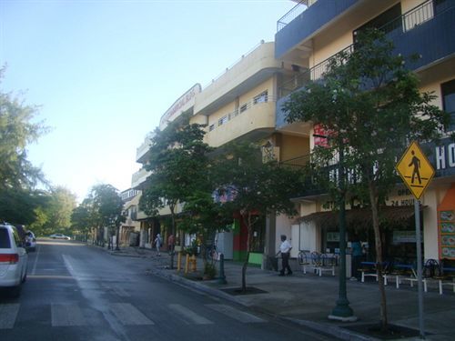 Micro Beach Hotel Garapan Esterno foto