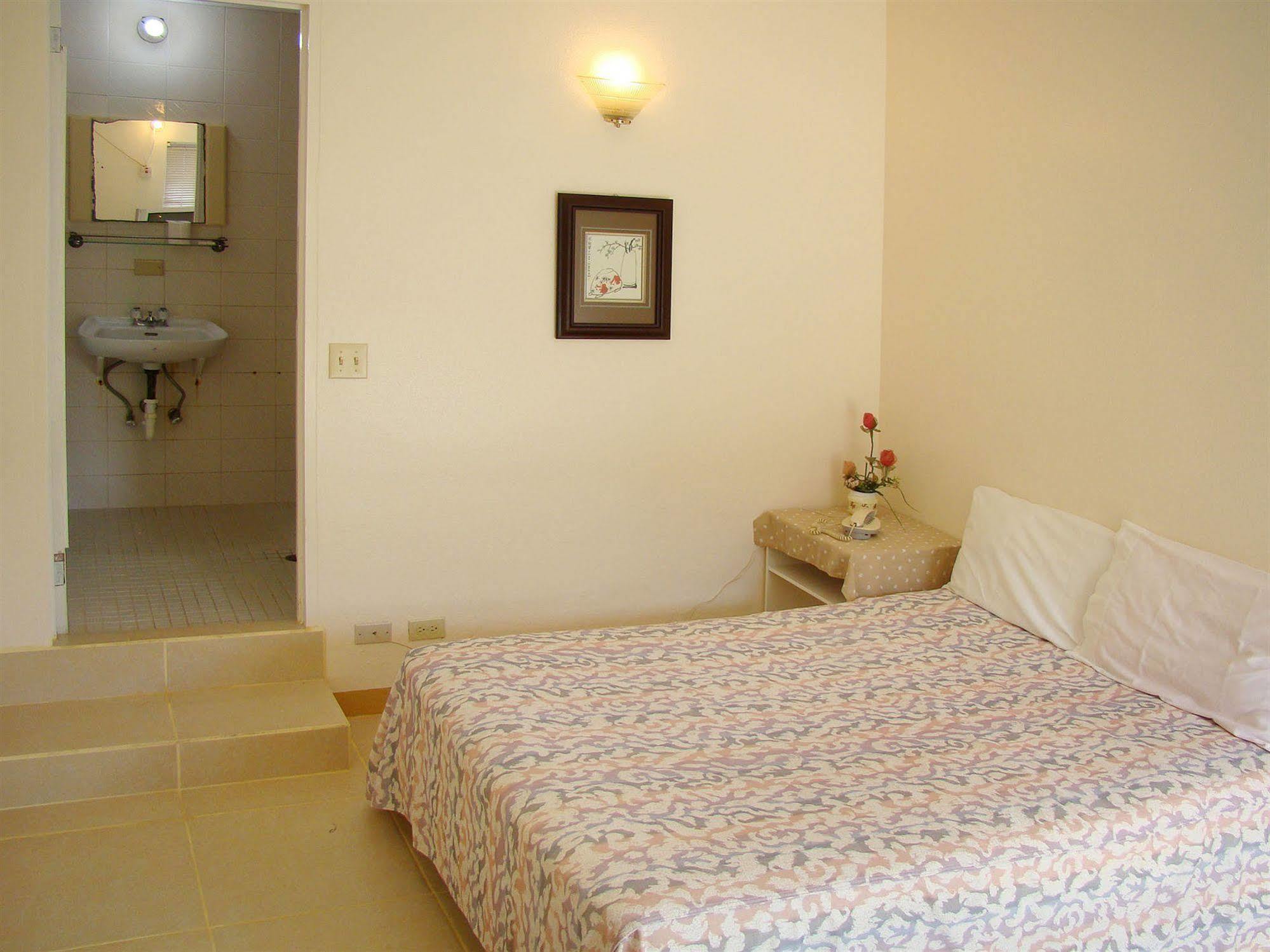 Micro Beach Hotel Garapan Esterno foto